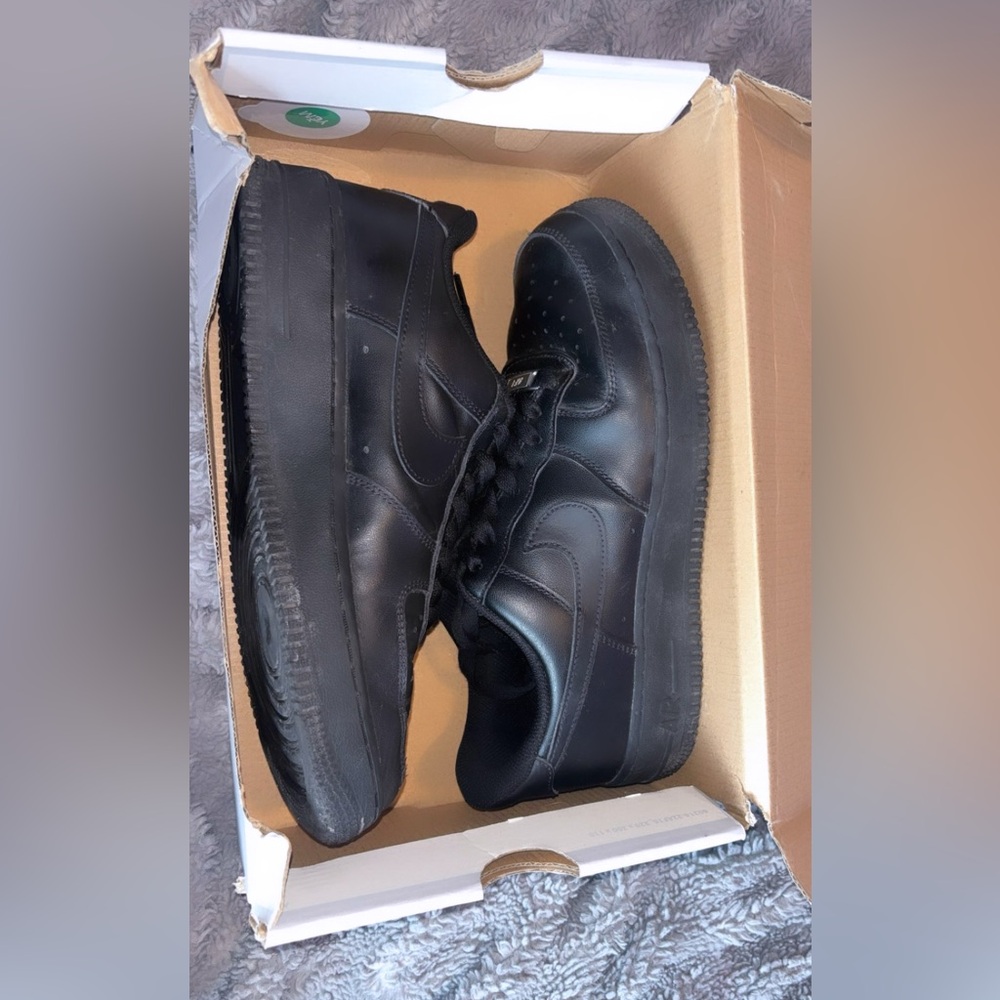Woman’s Air Force 1’s (black)